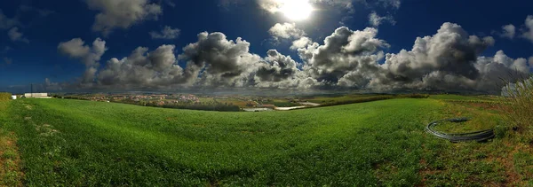 Pôr Sol Dia Primavera Com Céus Claros Nuvens Densas — Fotografia de Stock