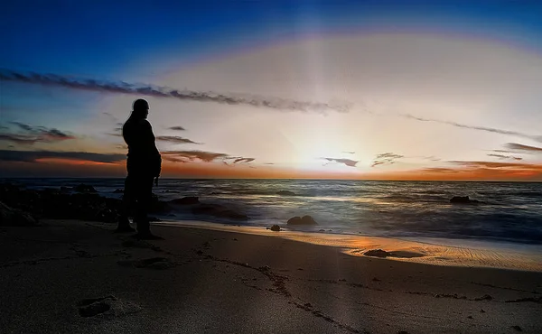 Σιλουέτα Ενός Ενήλικα Που Κοιτάζει Ηλιοβασίλεμα Δίπλα Στον Ωκεανό — Φωτογραφία Αρχείου