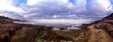 Sabahın erken saatlerinde kayalık bir sahilden manzara