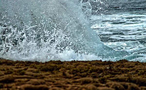 Kayalık Bir Sahilde Dalgalar Kopuyor — Stok fotoğraf
