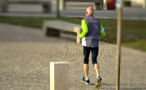 Old Man Training While Running Sidewalk — Foto Stock