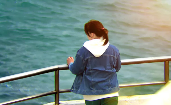 Young Woman Jacket Jacket Looking Sea Seafront — Fotografia de Stock