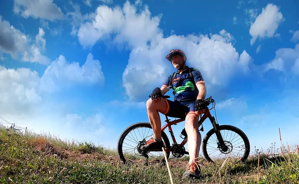 Cyclist Blue Suit Training Break Hill — Stockfoto