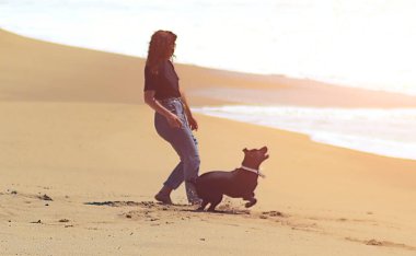 Güneşli bir sabahta kumsalda tek başıma yürüyorum.