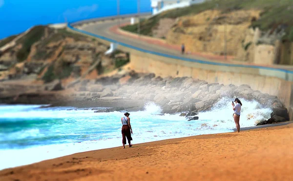 Uma Praia Com Duas Mulheres Para Passeio — Fotografia de Stock