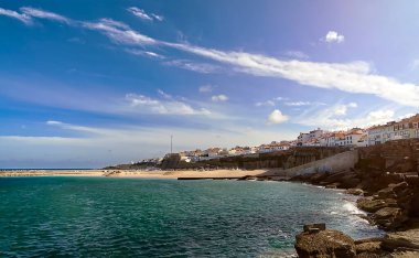 Atlantik Okyanusu kıyısında kayalık bir kıyı.