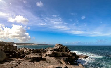 Atlantik Okyanusu kıyısında kayalık bir kıyı.