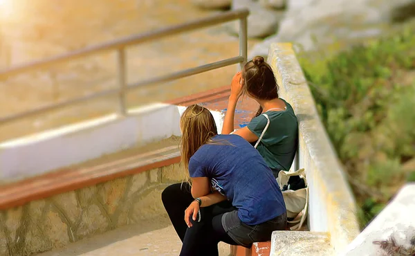 Duas Jovens Mulheres Banco Contemplando Oceano — Fotografia de Stock