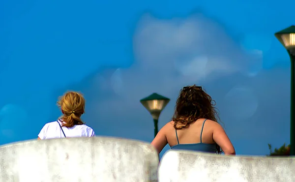 Δύο Γυναίκες Περπατάνε Μπροστά Στη Θάλασσα Μια Ανοιξιάτικη Μέρα — Φωτογραφία Αρχείου