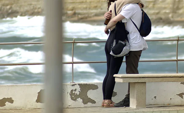 Dois Amantes Abraçados Beira Mar Por Banco — Fotografia de Stock