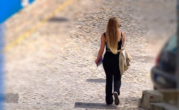 Una Mujer Rubia Caminando Por Acera Hablando Por Teléfono —  Fotos de Stock