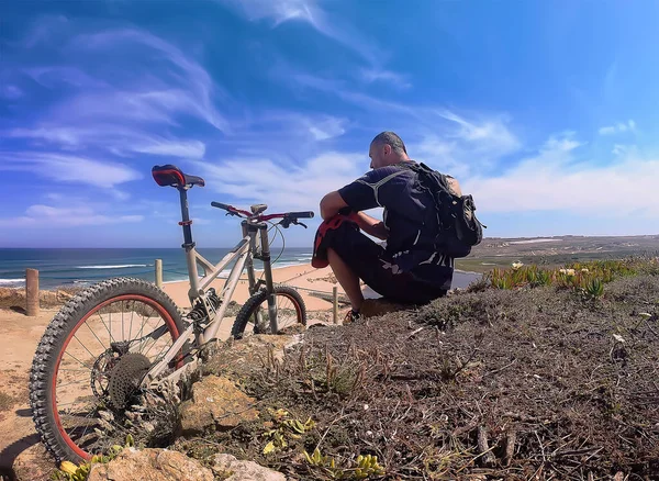 Cyklist Svart Växel Rast Vid Havet — Stockfoto
