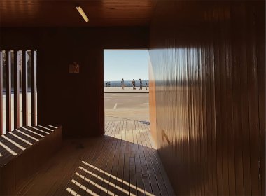 Işıklı ve gölgeli bir geçitin içindeki bakış açısı