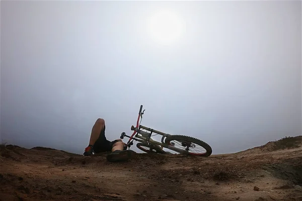 Motorsikletli Bir Dağ Bisikletçisi Okyanusun Kenarında — Stok fotoğraf