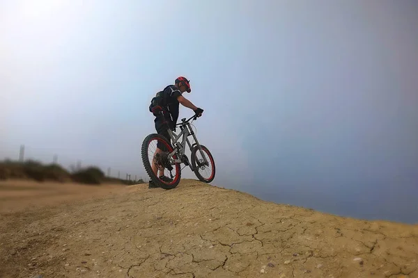 Mountainbiker Med Sin Cykel Vid Havet — Stockfoto