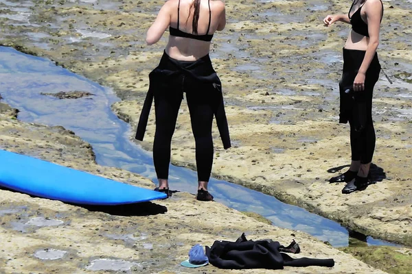 Surfers Στην Ακτή Προετοιμασία Πριν Από Την Είσοδο Στο Νερό — Φωτογραφία Αρχείου