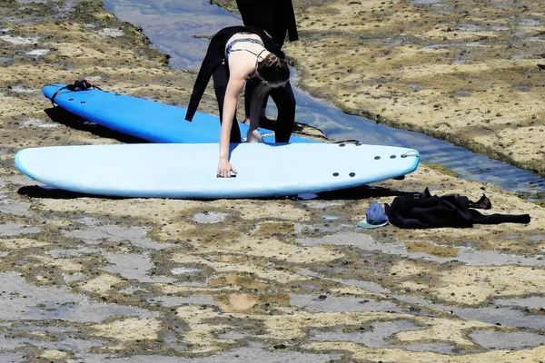 Surfers Στην Ακτή Προετοιμασία Πριν Από Την Είσοδο Στο Νερό — Φωτογραφία Αρχείου
