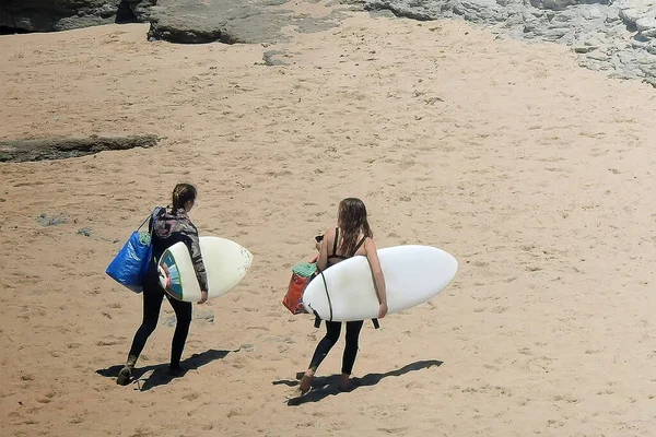 Surfers Στην Ακτή Προετοιμασία Πριν Από Την Είσοδο Στο Νερό — Φωτογραφία Αρχείου