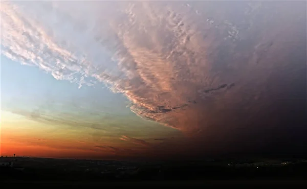 Venkovská Krajina Dramatickou Oblohou Při Západu Slunce — Stock fotografie