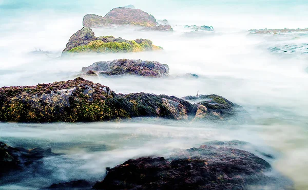 Kamienie Morzu Mgłą Oddali — Zdjęcie stockowe