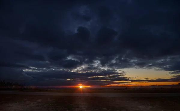 Venkovská Krajina Při Východu Slunce Oblačnou Oblohou — Stock fotografie