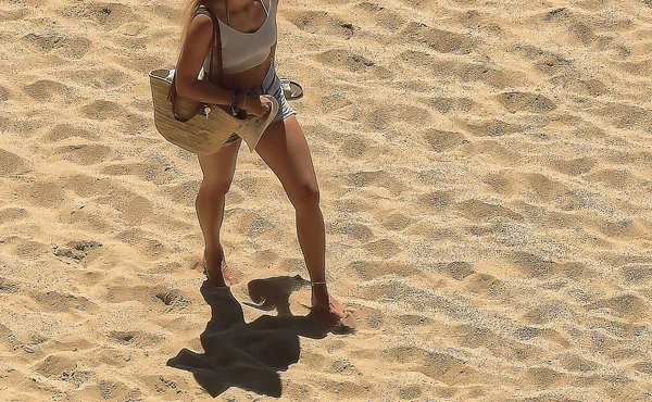 Giovane Donna Pantaloncini Che Prepara Una Giornata Spiaggia — Foto Stock