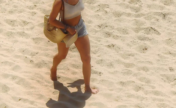 Giovane Donna Pantaloncini Che Prepara Una Giornata Spiaggia — Foto Stock