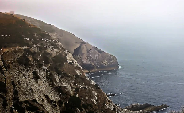 Paysage Marin Avec Rivage Escarpé Avec Brouillard Sur Mer — Photo