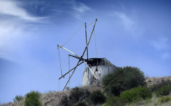 Eine Alte Windmühle Auf Einem Hügel Aufgegeben — Stockfoto