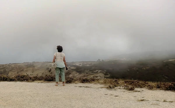 Adult Woman Ocean Coast Foggy Day — Stock Photo, Image