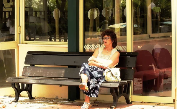 Adult Woman Standing Bench Shop Window — Φωτογραφία Αρχείου