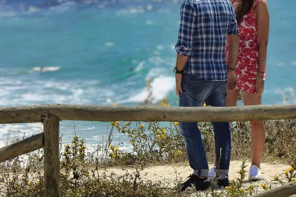 Couple Admiring Ocean Coast — Stock Photo, Image