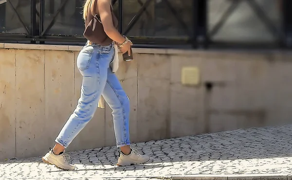 Blond Woman Walking Street City — Foto Stock