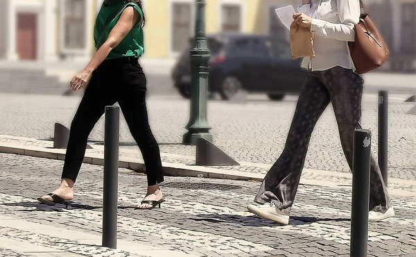 Δύο Κορίτσια Περπατούν Στο Δρόμο Μέσα Από Την Πόλη — Φωτογραφία Αρχείου