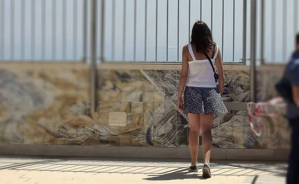 Νεαρή Γυναίκα Μίνι Φούστα Που Περπατάει Βεράντα — Φωτογραφία Αρχείου
