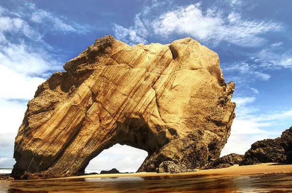 Paisaje Marino Con Una Gran Roca Con Agujero Mar —  Fotos de Stock