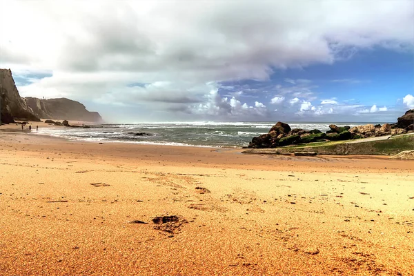 Pejzaż Morski Skalistej Plaży Deszczu — Zdjęcie stockowe