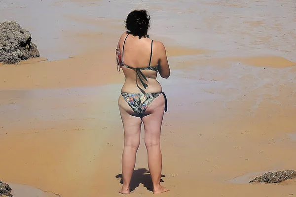 Mujer Bikini Hablando Por Teléfono Playa —  Fotos de Stock
