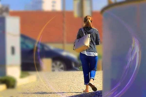 傾斜した通りを歩くジーンズの女性 — ストック写真