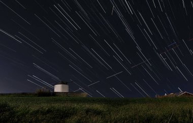 Gece yarısından sonra yıldızlı gökyüzü ile gece fotoğrafı