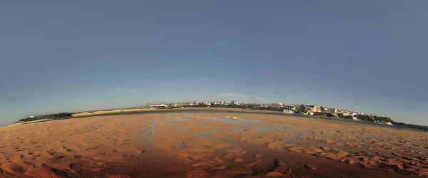 Utsikt Över Flodstad Från Stranden — Stockfoto