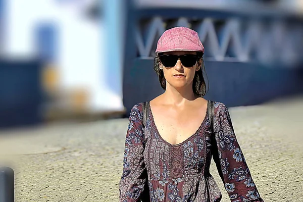 Mujer Adulta Con Gafas Sol Luz Del Atardecer —  Fotos de Stock