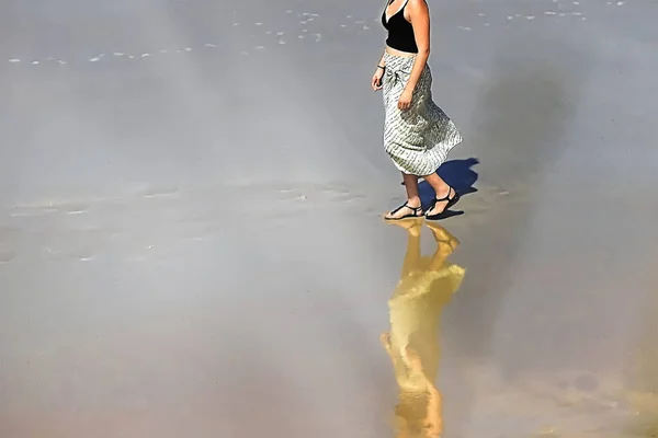 Mujer Joven Falda Top Negro Caminando Playa —  Fotos de Stock