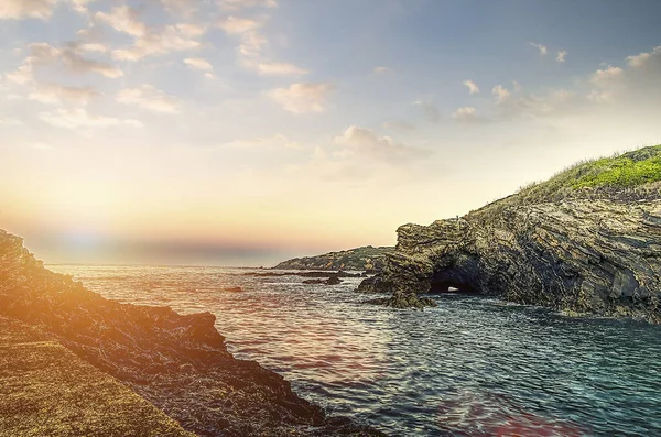Capa Marinha Pôr Sol Uma Praia Rochosa Céu Com Algumas — Fotografia de Stock