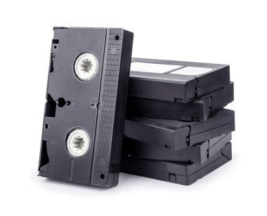 eski vhs video kaset beyaz zemin üzerine izole yığını