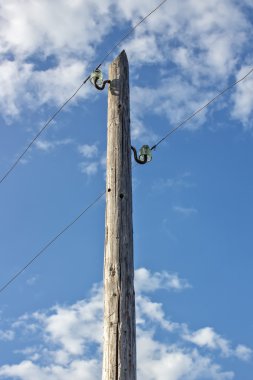 eski ahşap elektrik direği