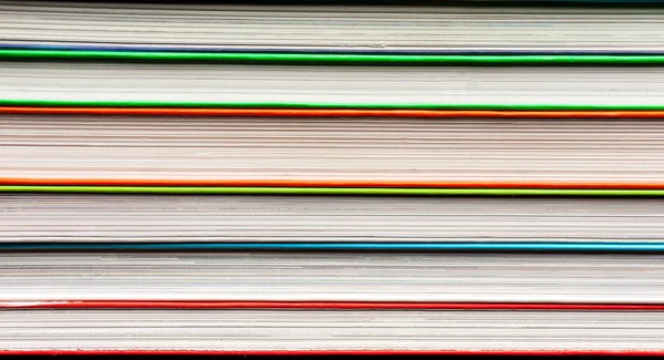 Una pila di libri multicolori — Foto Stock