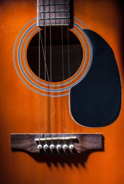 kırık dizeleri ile gitar