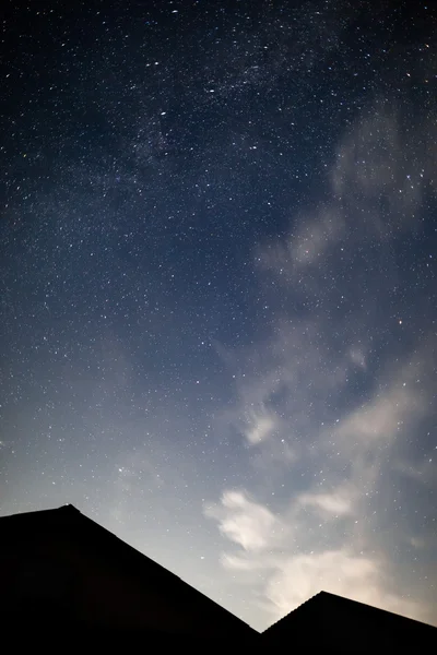 Via Láctea e telhados — Fotografia de Stock