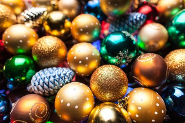 Renkli Noel topları yığını